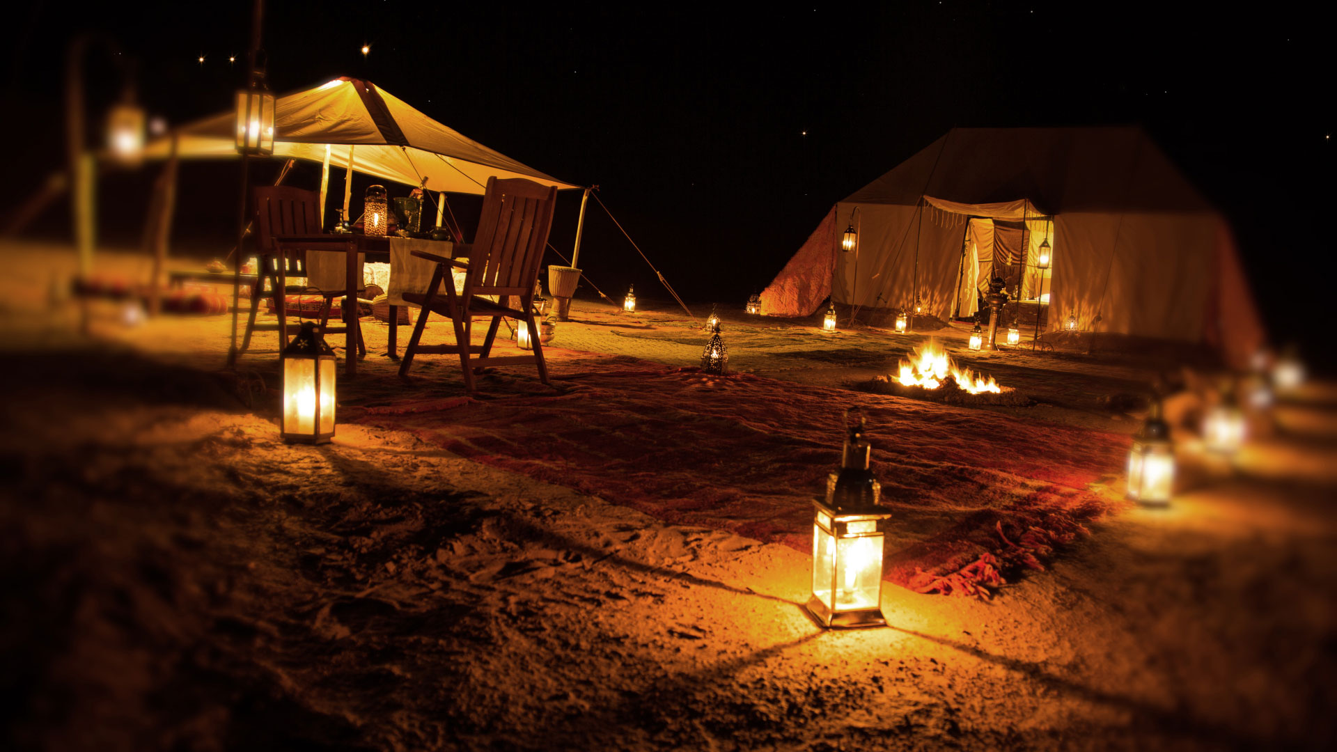 Dubai camp. Дубай бедуинский лагерь. Desert Safari Dubai Camping. Ночью шатры в пустыне. Бедуинская палатка.